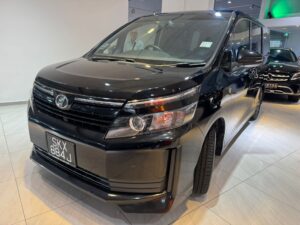 TOYOTA VOXY 2.0X CVT